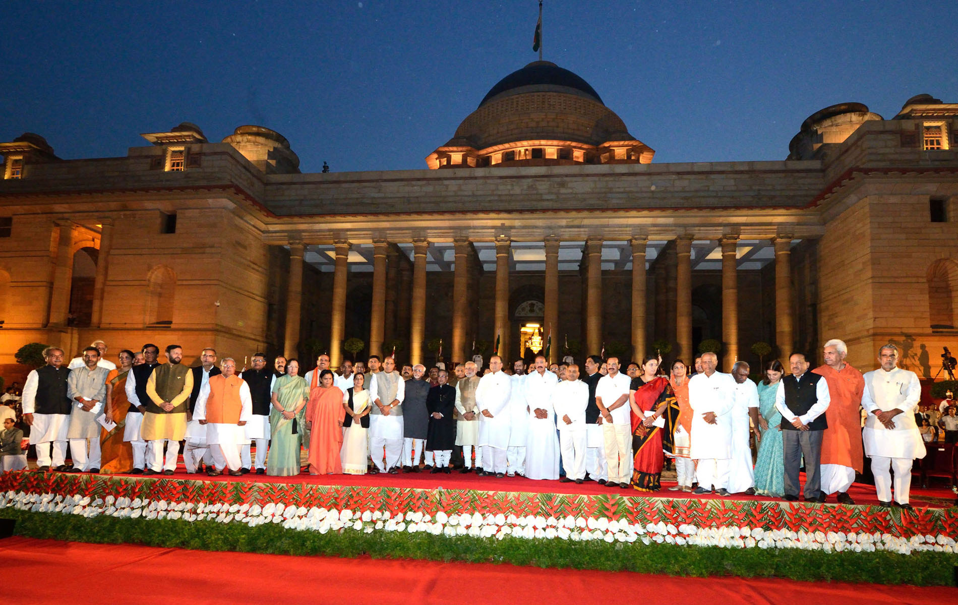 modi-team-pose-with-president-pranab-mukherjee