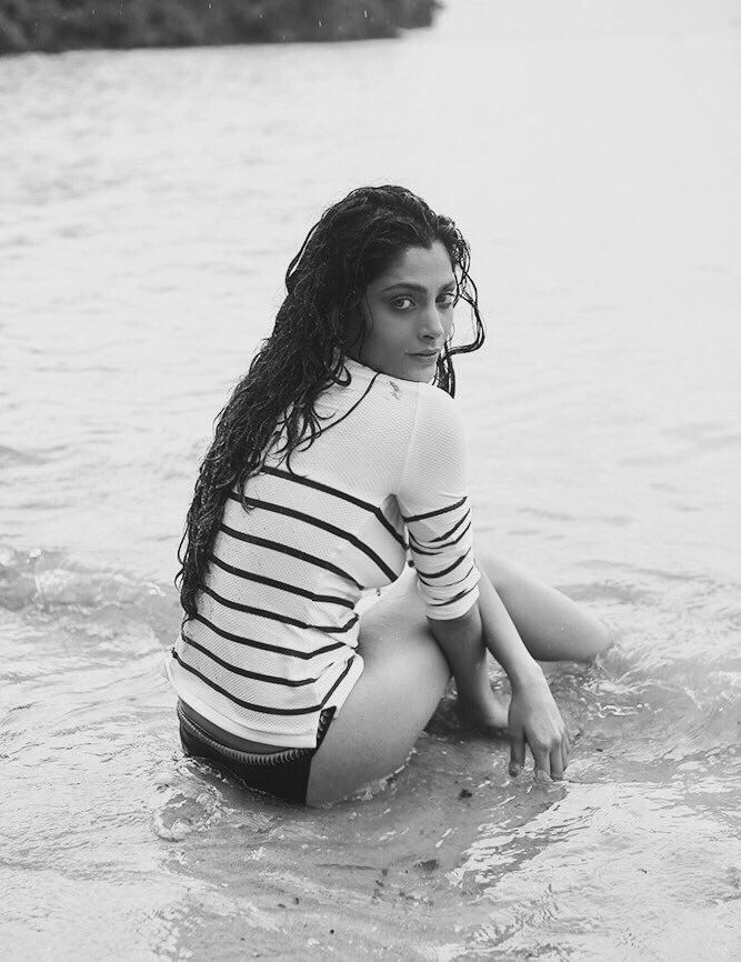 saiyami-kher-bikini-butt