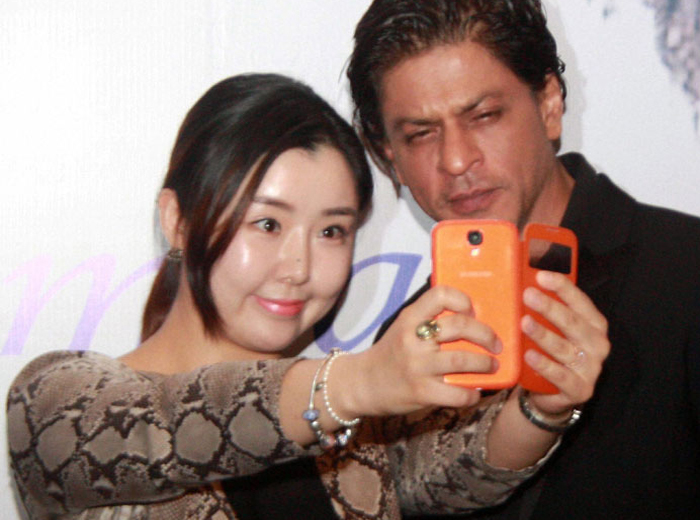 shah-rukh-selfie